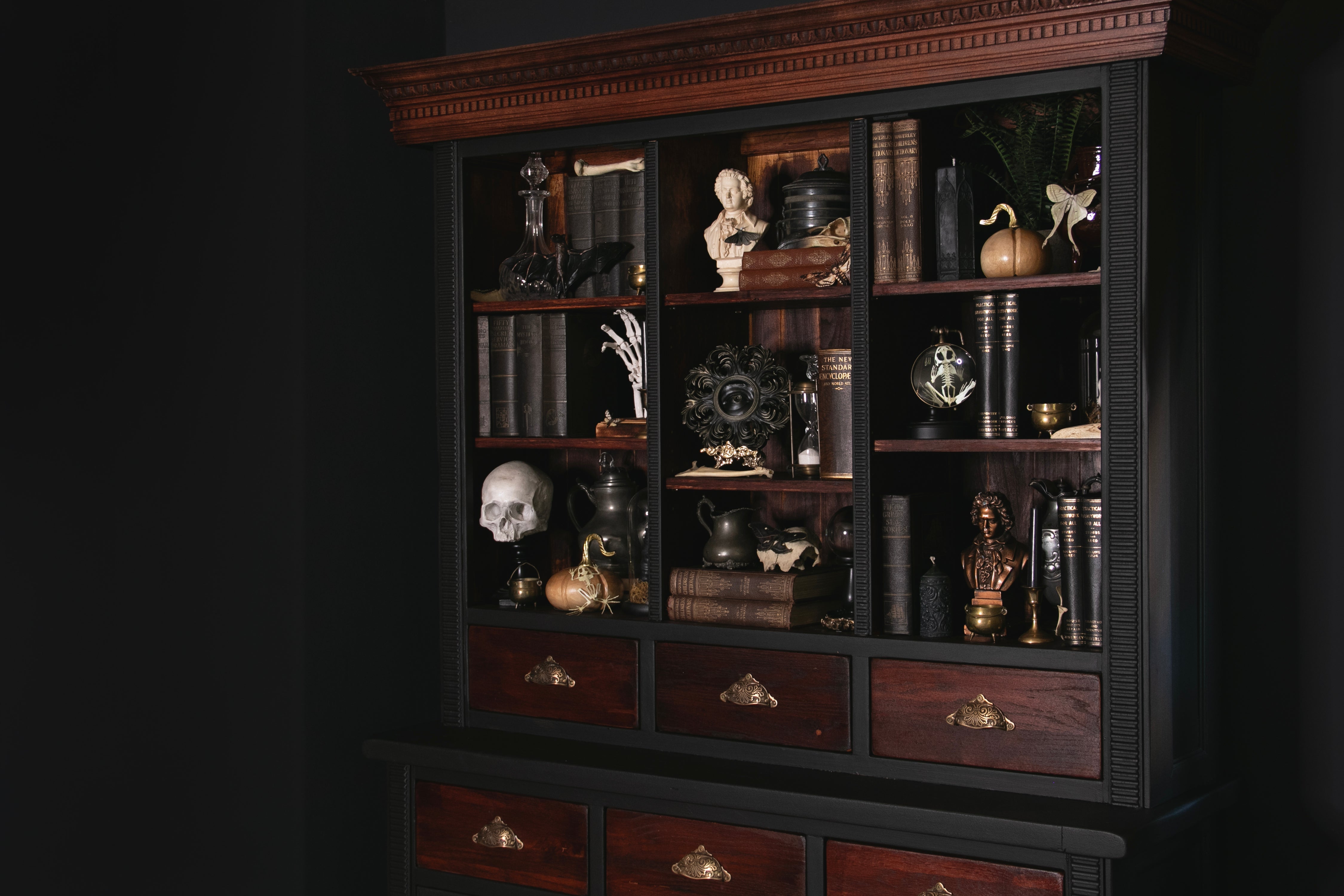 THE HALLOWEEN SHOP